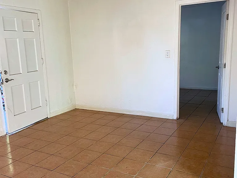 18957 Saticoy St #6 — Photo 9