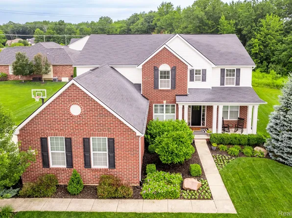 584 Birchcrest Ct, Oakland, MI 48363