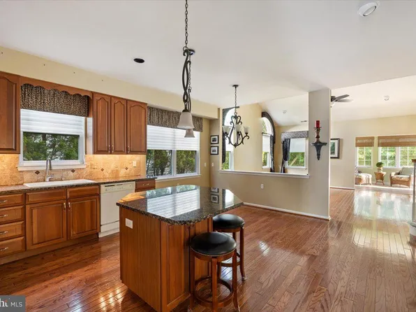 9 Clancy Ct, Marlton, NJ 08053