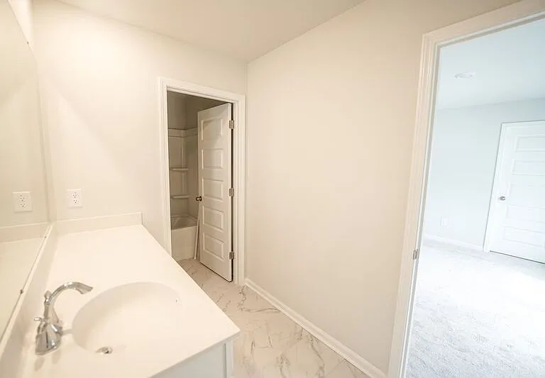 225 Lillian St — Photo 18