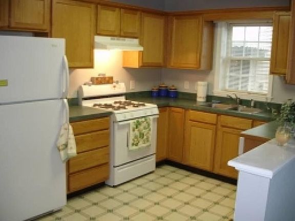 Kitchen w/ Full Size Appl
