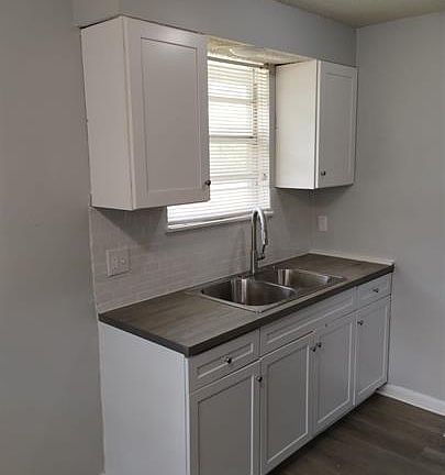 3rd image of 8464 Navarra Ave #1