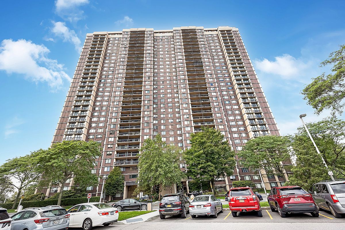 269-10 Grand Central Pkwy #4U — North Shore Towers and Country Club
