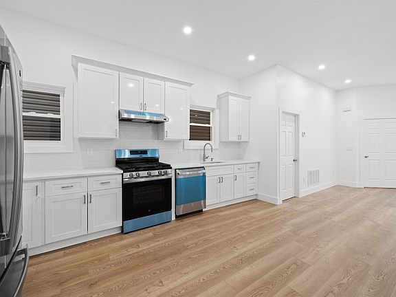 3rd image of 204 Avenue E