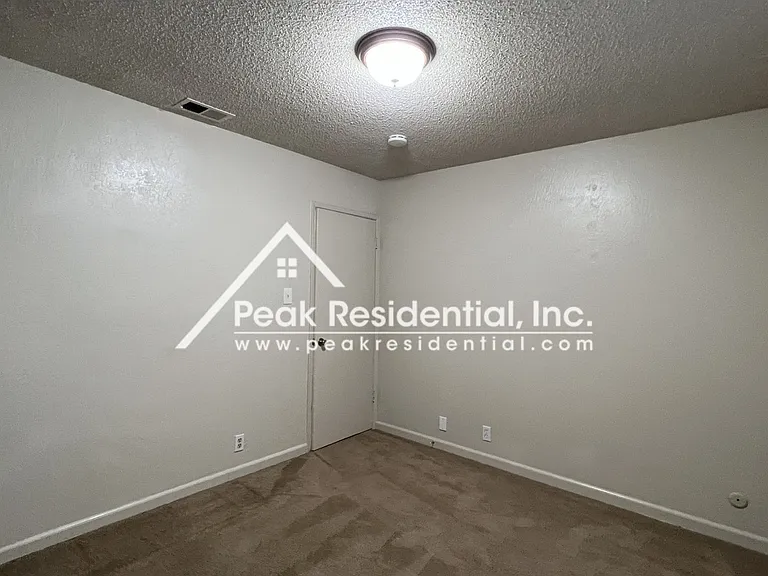 504 Roundtree Ct — Photo 13