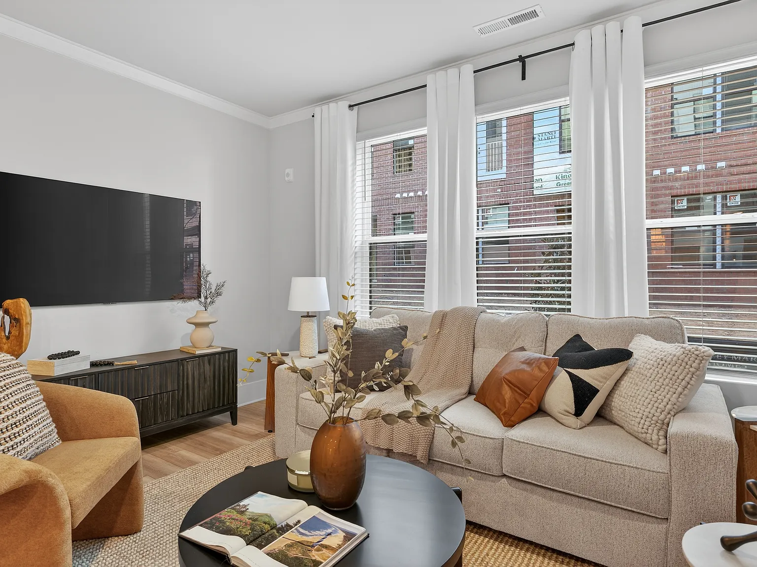 3 bed, 2.5 bath, 1524 sqft, $5,200 — Photo 2
