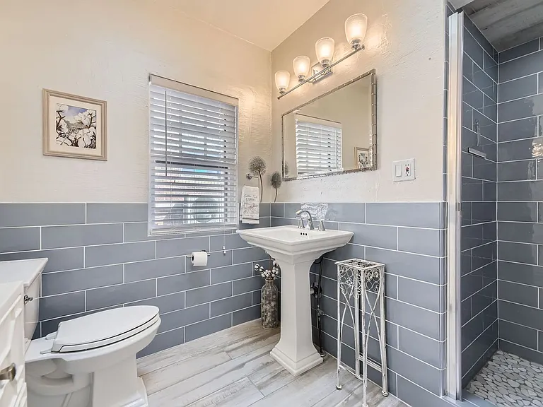 720 Josephine St — Photo 20