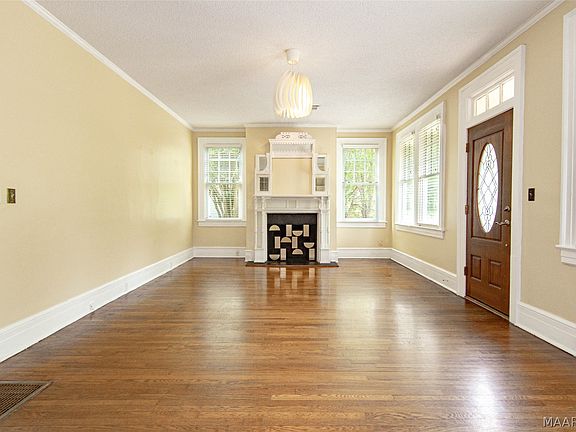 4th image of 3211 Cloverdale Rd