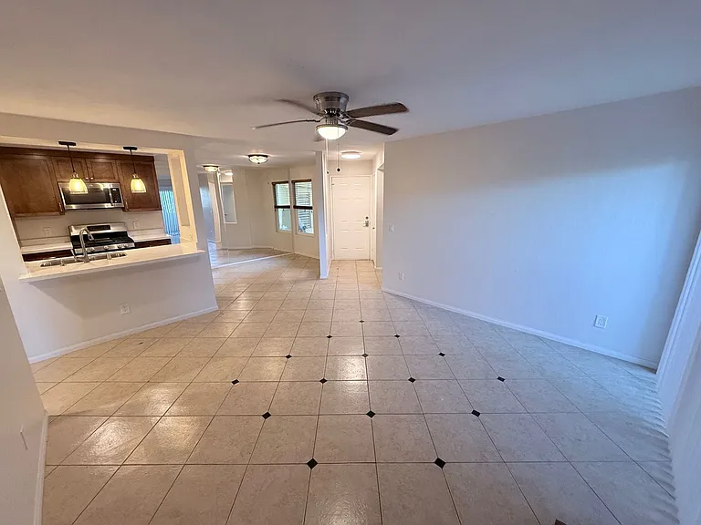 2035 Lakeridge Cir #101 — Photo 4