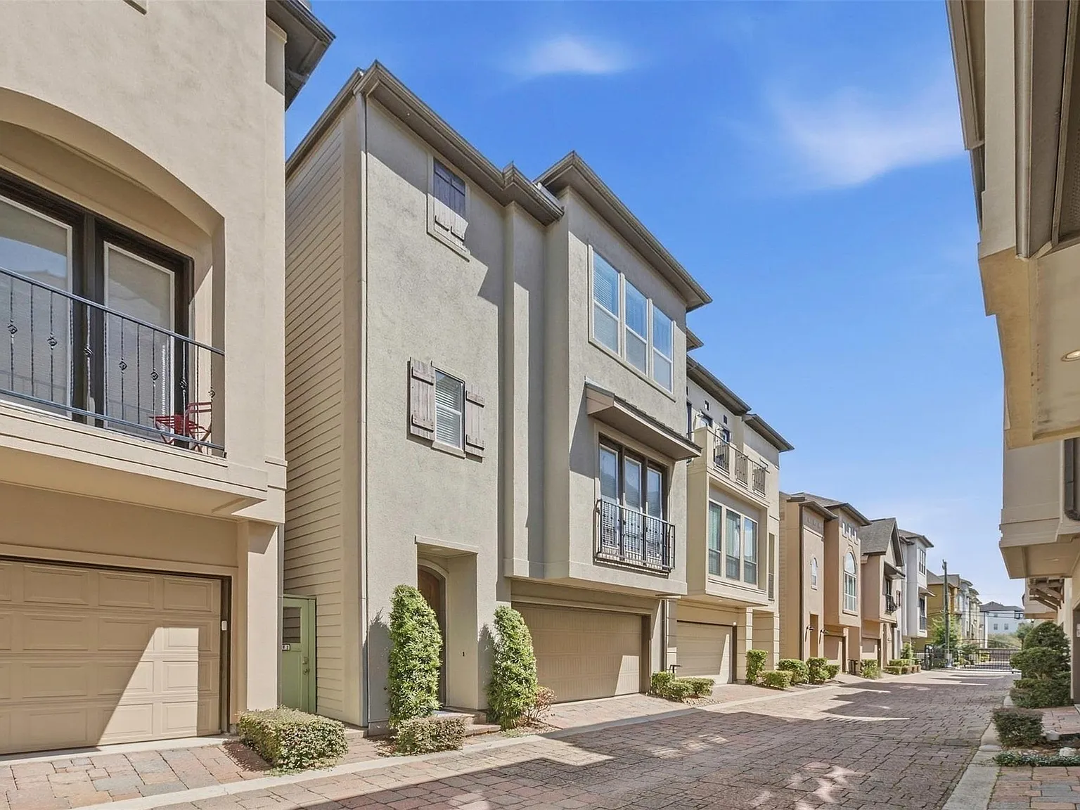4 bed, 3.5 bath, 2773 sqft, $3,400 — Photo 3