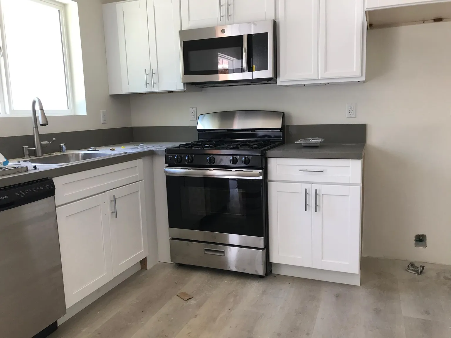 3 bed, 1176 sqft, $3,295 — Photo 3