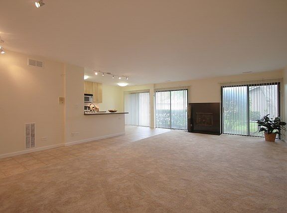 3rd image of 2S531 Emerald Green Dr #19-A