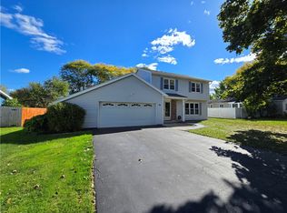 16 Long Park Ln, Rochester, NY 14612