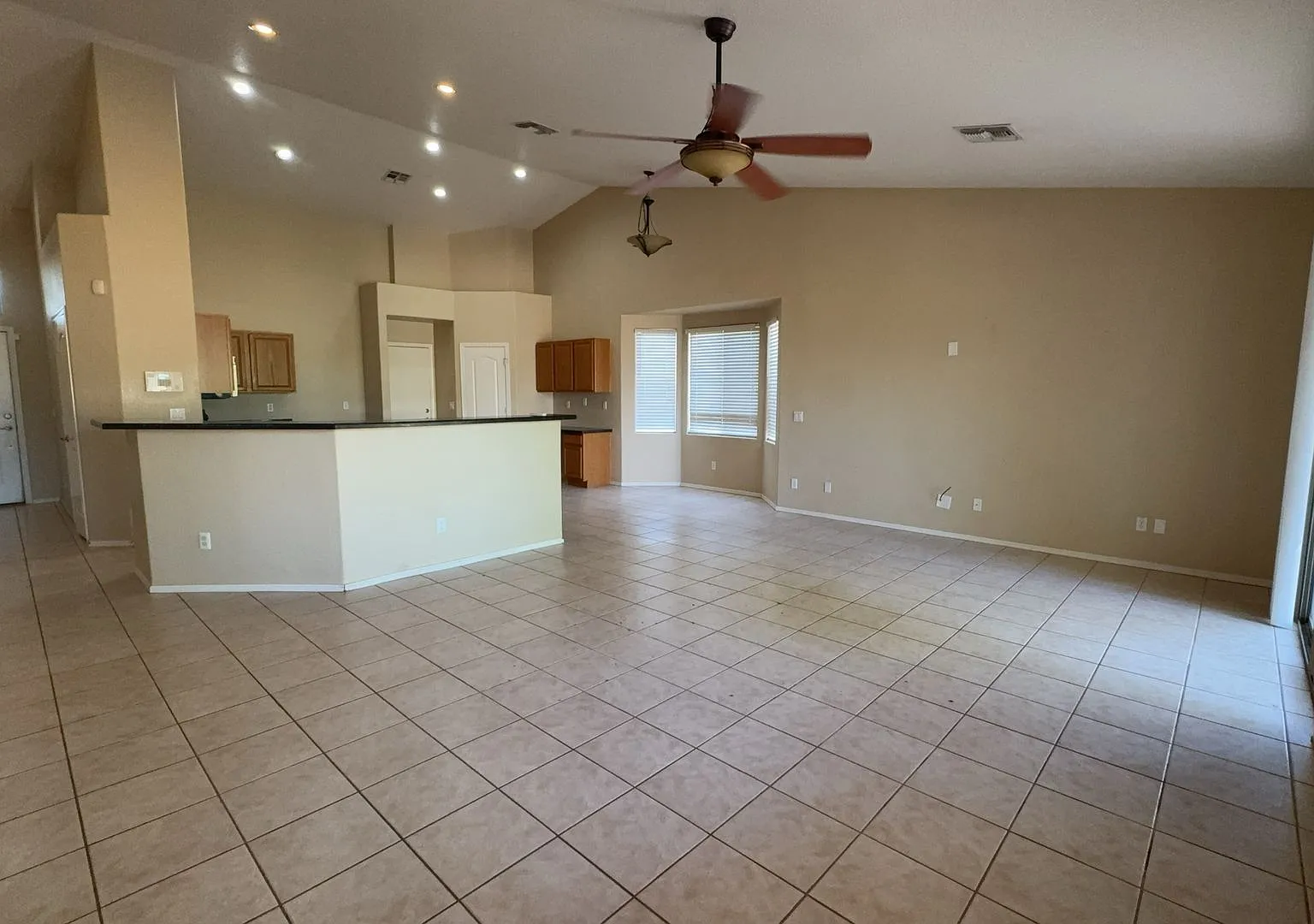 Open floor plan — Photo 4