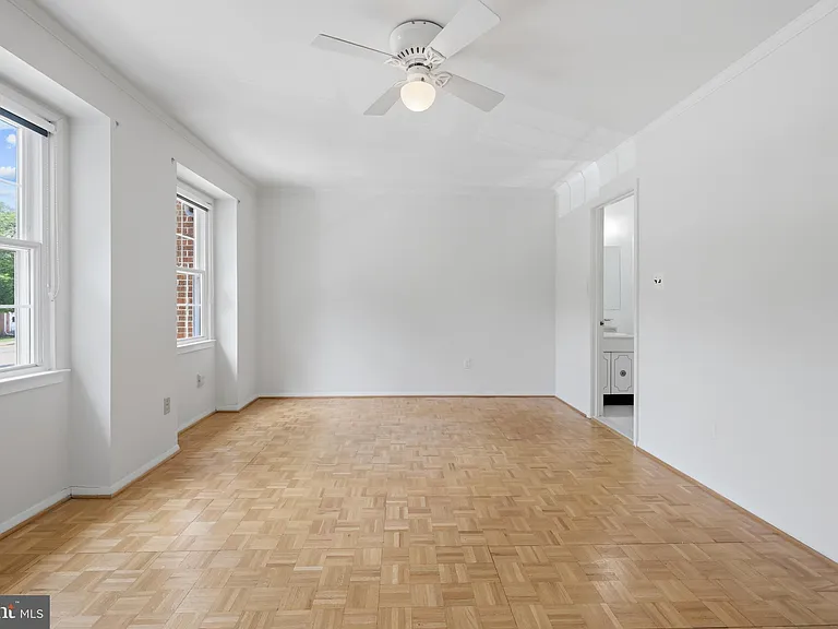 8350 Glastonbury Ct — Photo 18