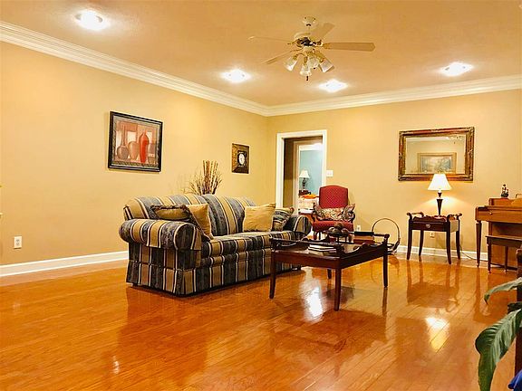3rd image of 18 Willow Green Dr