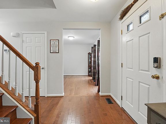 4th image of 8 New Brunswick Ct