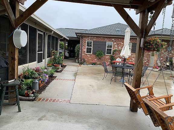 3rd image of 404 Victoria Ct