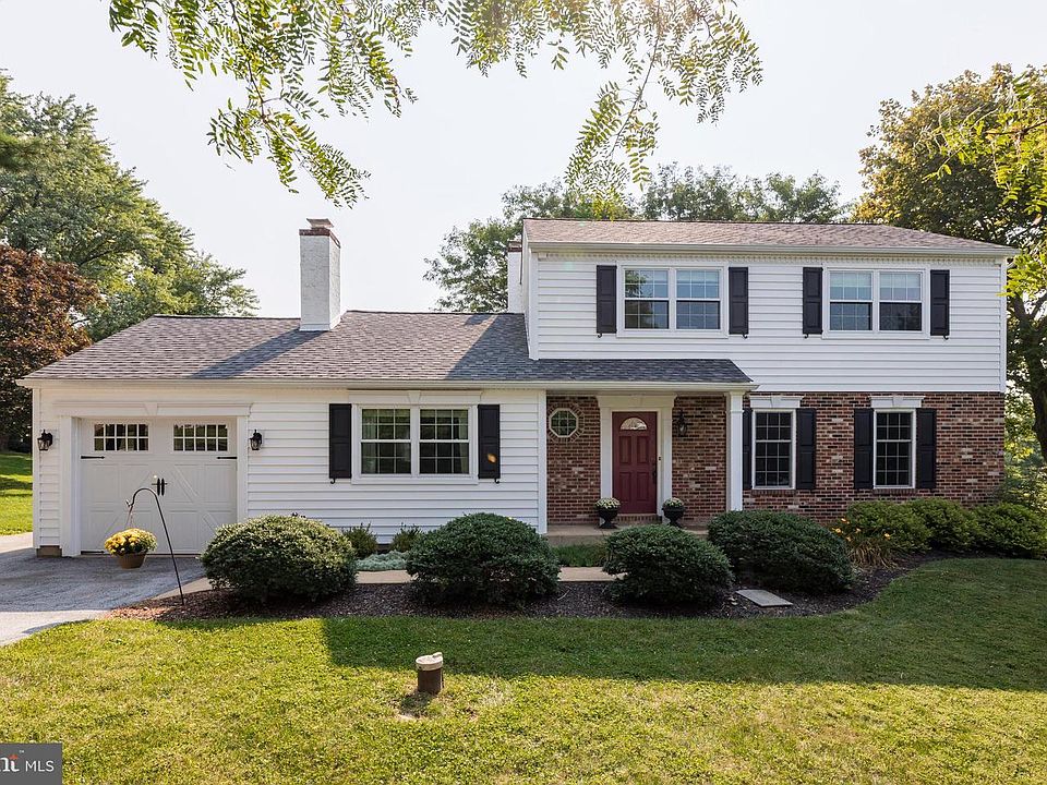 1st image of 9 Carriage Dr