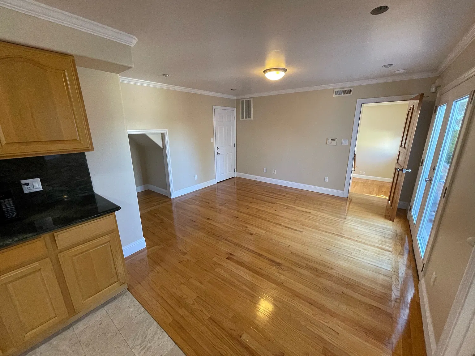 2 bed, 1.5 bath, 600 sqft, $3,350 — Photo 2