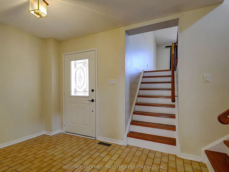 654 Brougham Pl #MAIN UPPER — Photo 3