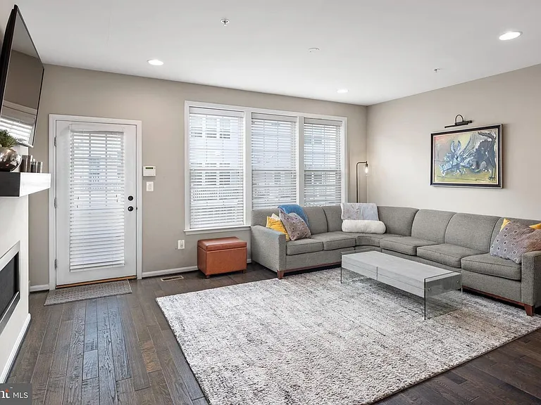 1310 Jackson St #1 — Photo 4