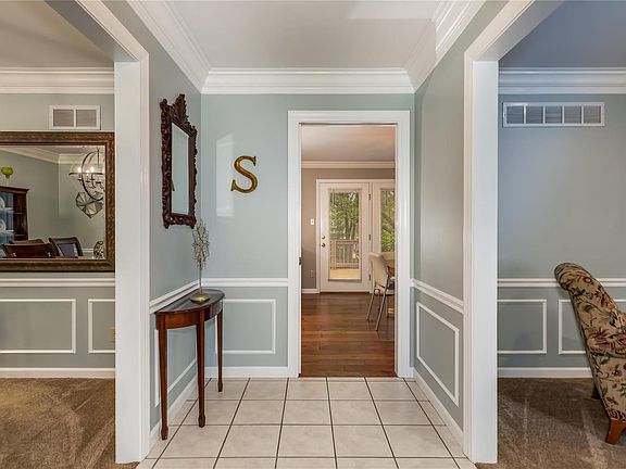 4th image of 10 Mid Circle Dr