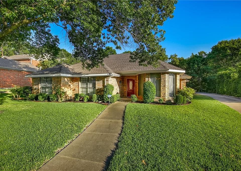 1st image of 832 Robin Meadow Ct