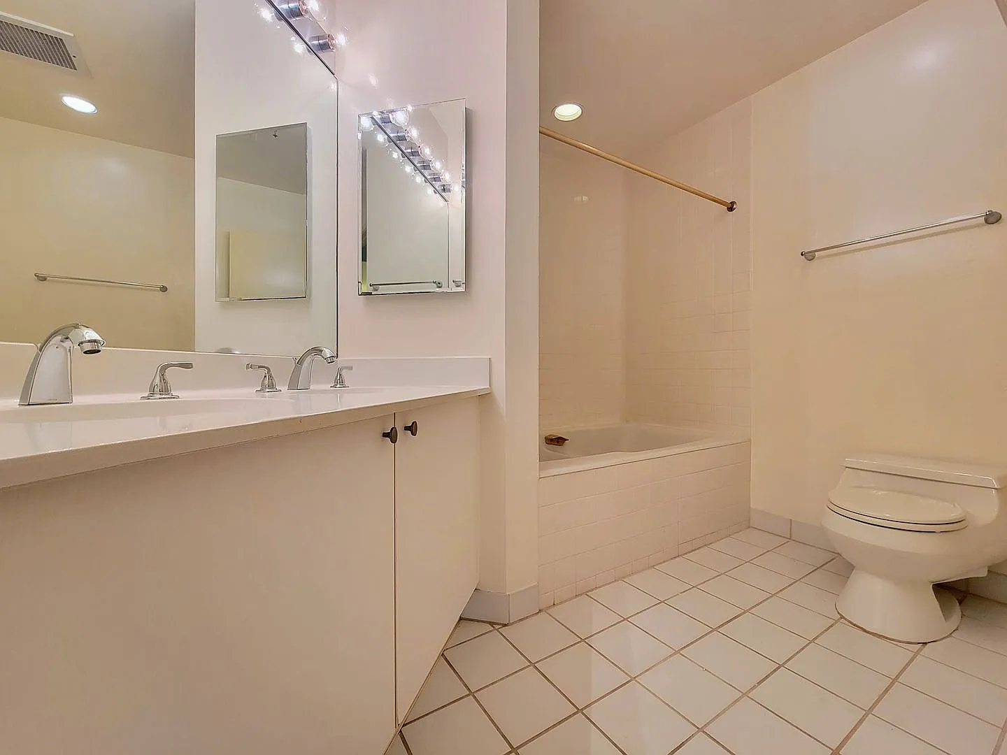 Enjoy spectacular ocean, mountain and city views from this bright 2 bedroom, 2 bath, high floor c... — Photo 4