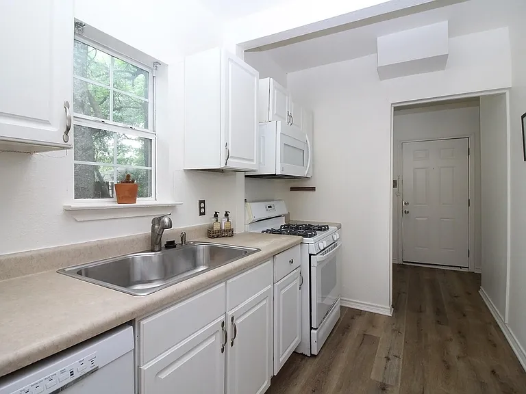 5411 Hudson St — Photo 14