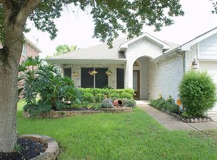 2877 Pointe Dr, Dickinson, TX 77539