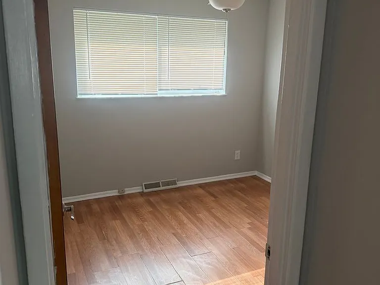 (357) 3961-63 Jane — Photo 12
