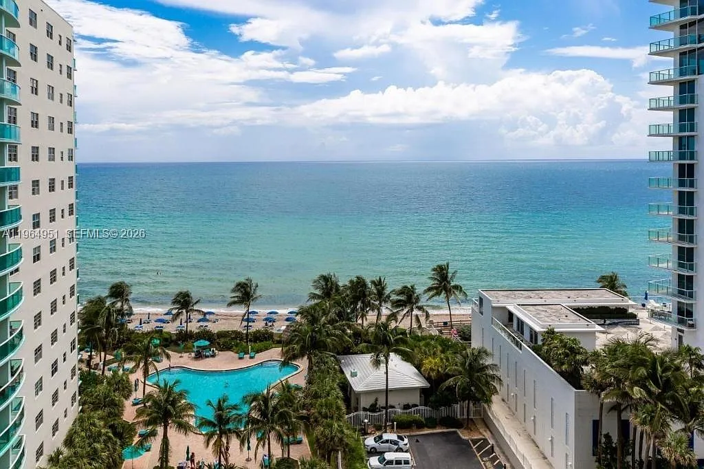 Tides On Hollywood Beach — Photo 1