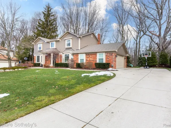 2702 Creek Bend Dr, Troy, MI 48098