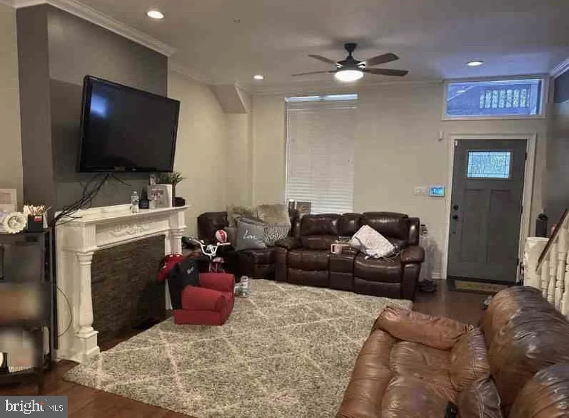 4 bed, 1.5 bath, 1800 sqft, $2,500 — Photo 2