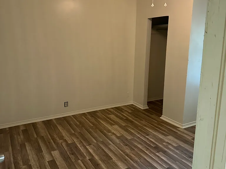 404 E Oak St — Photo 26