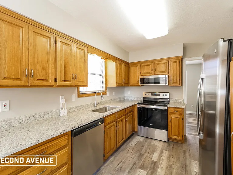 117 Monroe Ave — Photo 2