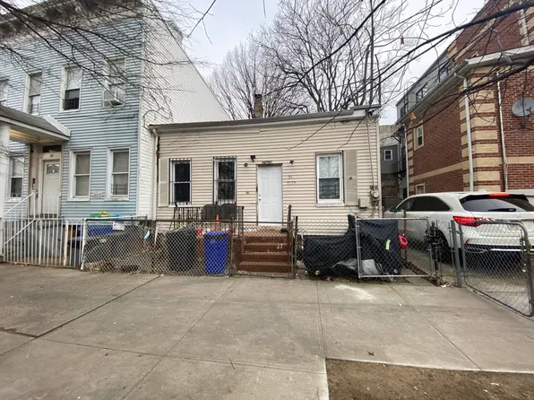 51 Hill St, Brooklyn, NY 11208