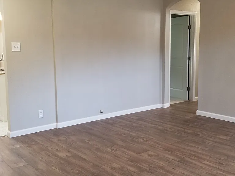 10509 Sierra Dr — Photo 2