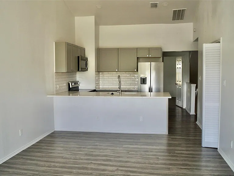 6913 Thorncliffe Dr #B — Photo 2