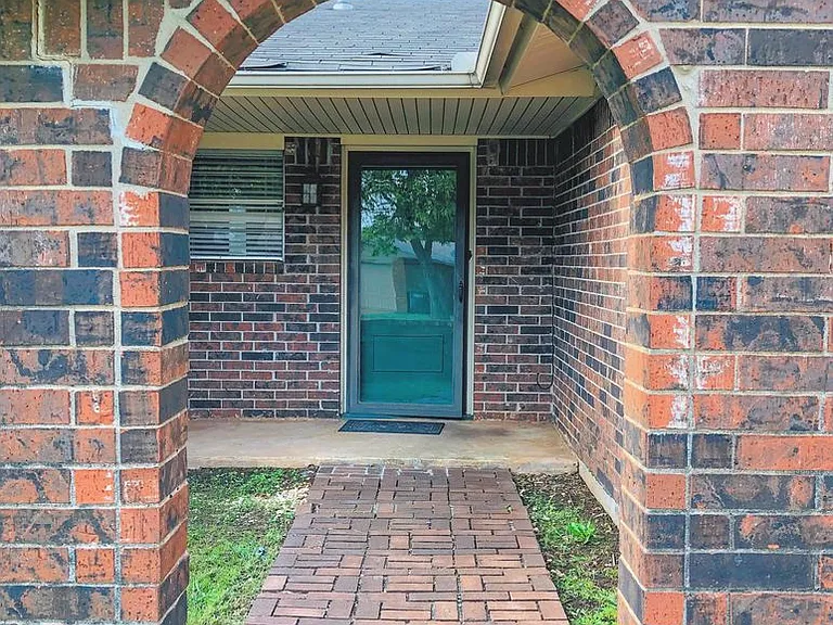 720 Robin Hill Rd — Photo 2