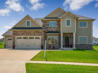 1013 Lakeview Dr, Pella, IA 50219