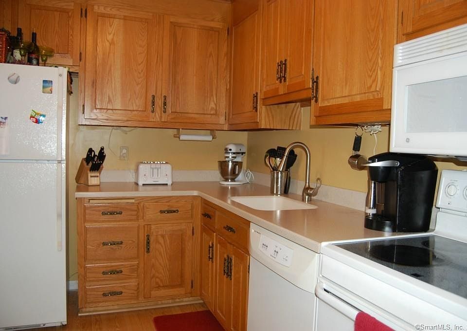 2nd image of 565 Clark Ave APT 27