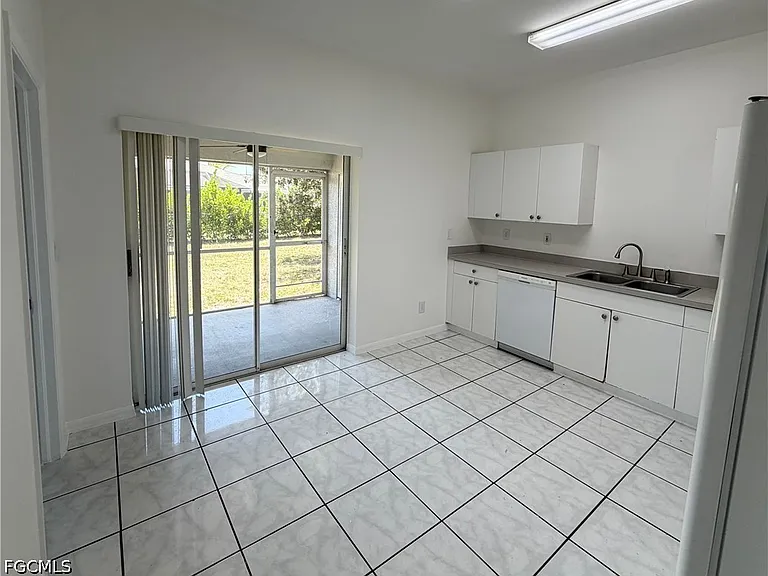 4346 SW 7th Pl — Photo 3