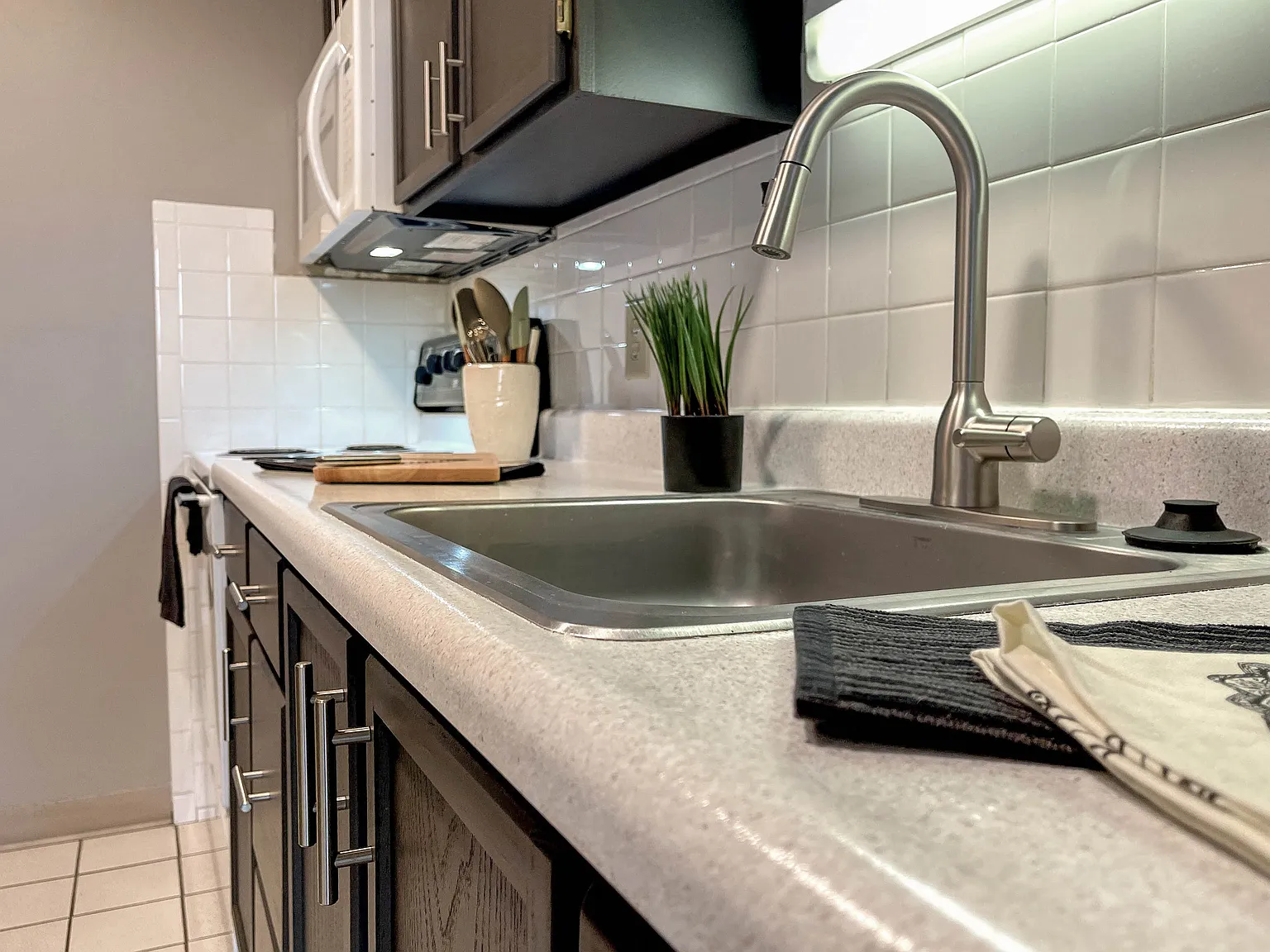 Fontainebleau Apartments — Photo 1