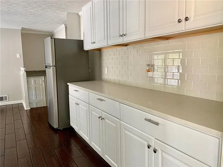 401 Freshman Dr — Photo 10