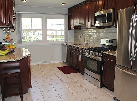 3rd image of 915 E Rockwell St