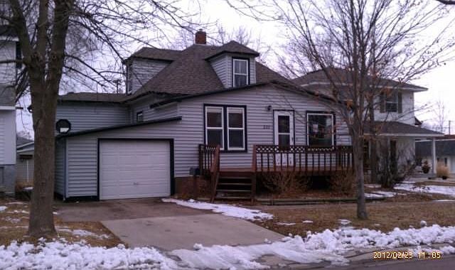 1st image of 220 Chestnut St N