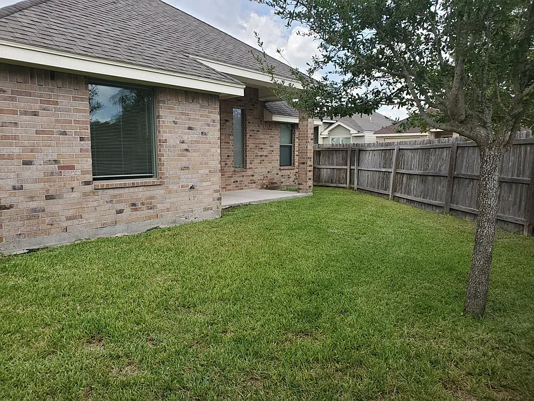 2124 Treasure Oaks Dr — Photo 9