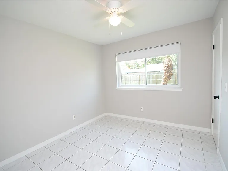 22831 John Rolfe Ln S — Photo 28
